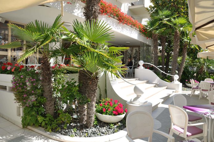 Imagen de los exteriores del Hotel Giovanella. Foto 17