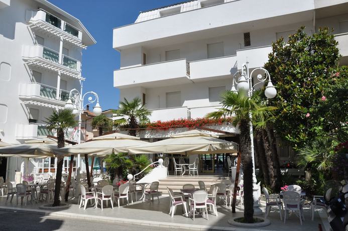 Imagen de los exteriores del Hotel Giovanella. Foto 18