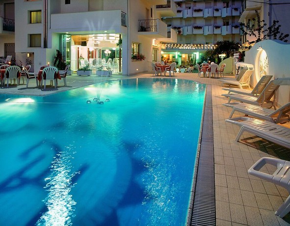 Imagen de la piscina del Hotel Giovanella. Foto 20