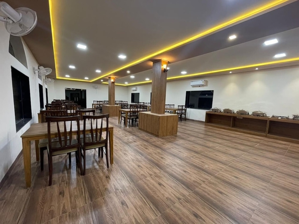 Imagen del bar/restaurante del Hotel Gir Night Resort. Foto 8