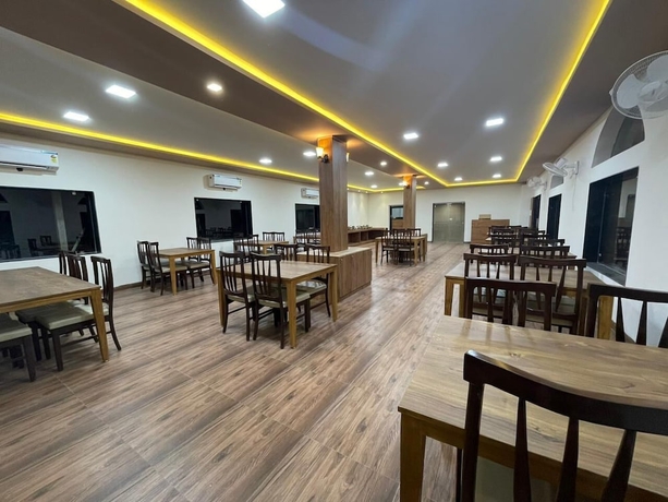 Imagen del bar/restaurante del Hotel Gir Night Resort. Foto 9