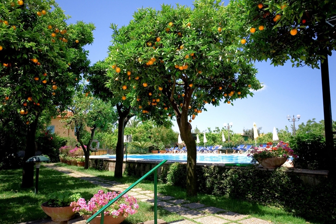 Imagen de la piscina del Hotel Girasole, Nápoles. Foto 11