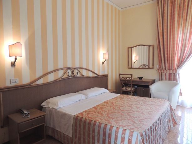 Imagen de la habitación del Hotel Girasole, Nápoles. Foto 2