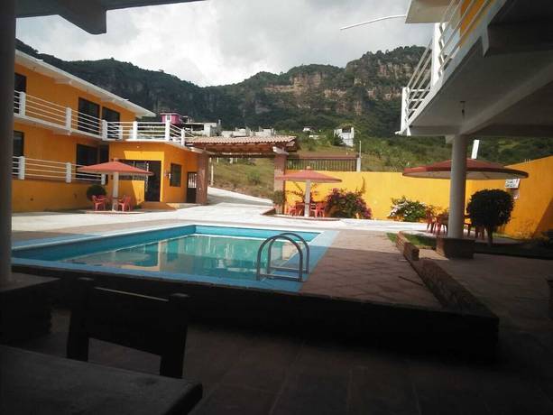 Imagen de la piscina del Hotel Girasoles. Foto 19