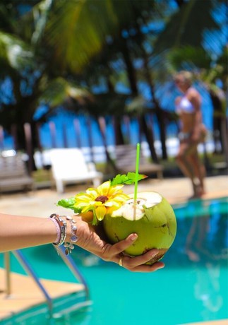 Imagen de la piscina del Hotel Girassol Praia. Foto 18