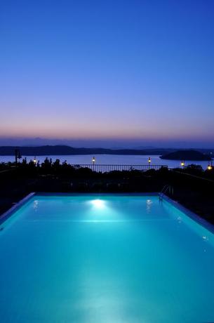 Imagen de la piscina del Hotel Giritale. Foto 8