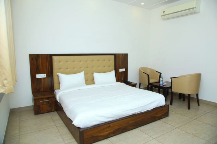Imagen de la habitación del Hotel Girraj Inn. Foto 2