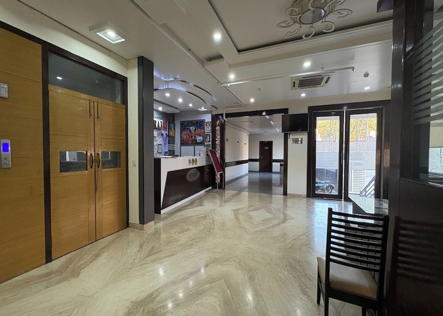 Imagen de los interiores del Hotel Girraj Inn. Foto 16
