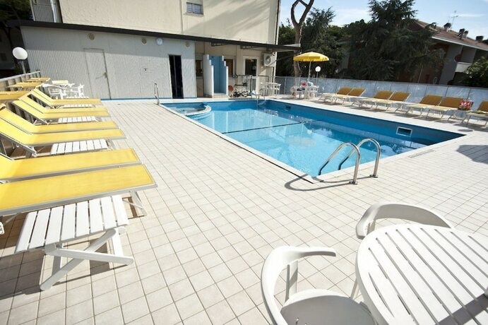 Imagen de la piscina del Hotel Giunchi. Foto 15