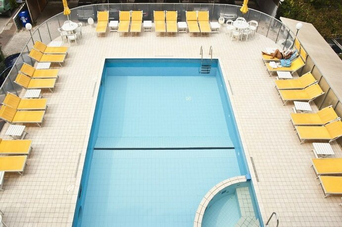 Imagen de la piscina del Hotel Giunchi. Foto 16