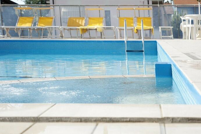 Imagen de la piscina del Hotel Giunchi. Foto 17