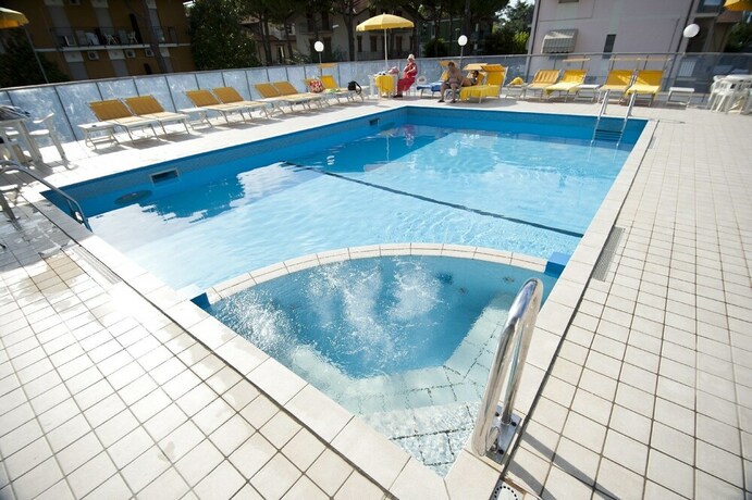 Imagen de la piscina del Hotel Giunchi. Foto 18