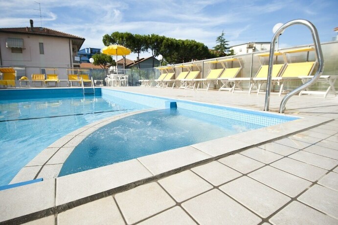 Imagen de la piscina del Hotel Giunchi. Foto 19