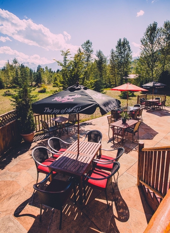 Imagen del bar/restaurante del Hotel Glacier House Resort. Foto 2