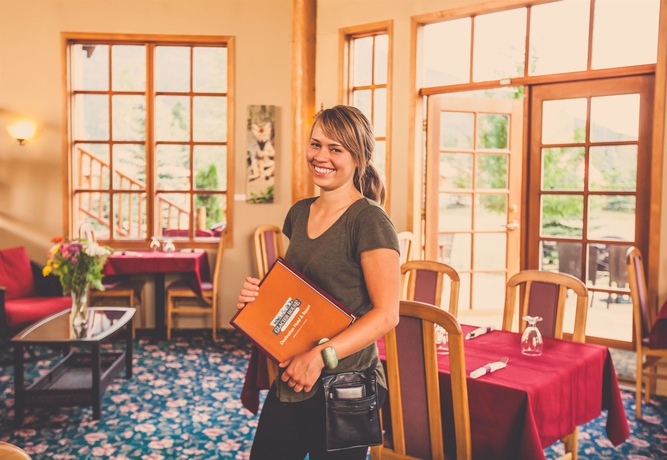 Imagen del bar/restaurante del Hotel Glacier House Resort. Foto 3