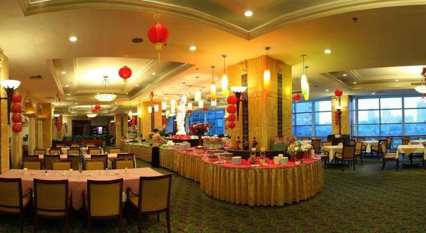 Imagen del bar/restaurante del Hotel Gladden Hotel Shilong. Foto 11