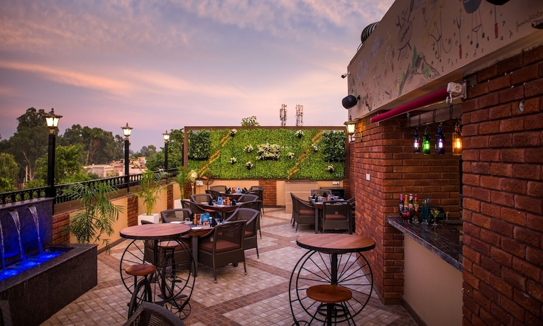 Imagen del bar/restaurante del Hotel Glades. Foto 2