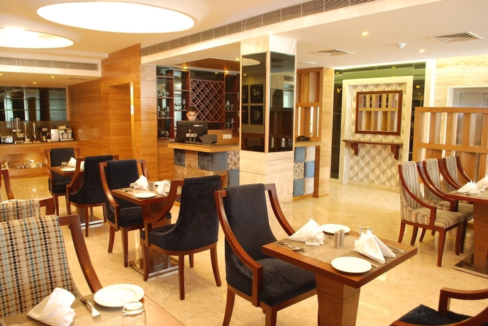 Imagen del bar/restaurante del Hotel Glades. Foto 5