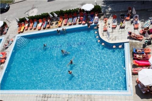 Imagen de la piscina del Hotel Gladiola. Foto 6