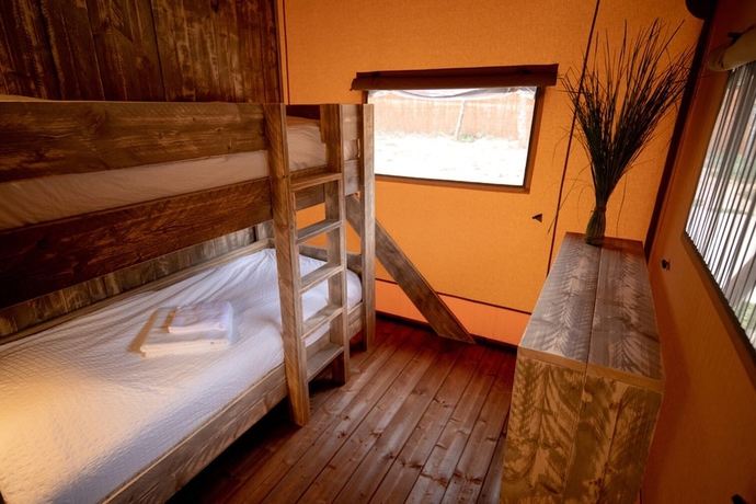 Imagen de la habitación del Hotel Glamping Can Bora Lodges. Foto 12