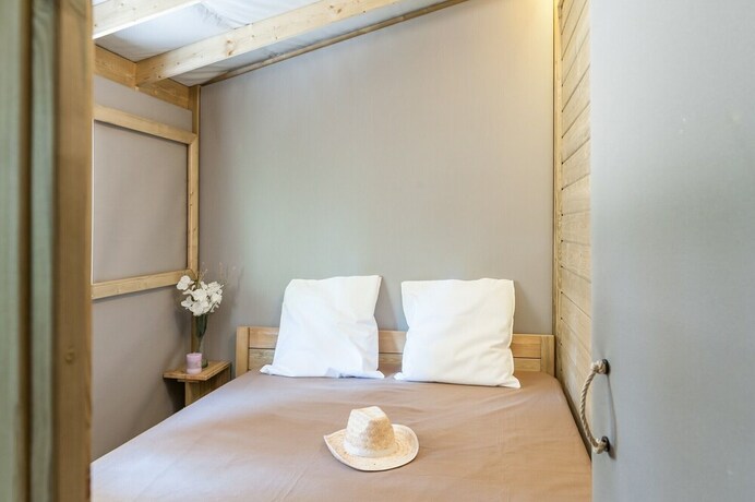 Imagen de la habitación del Hotel Glamping Sevilla. Foto 19
