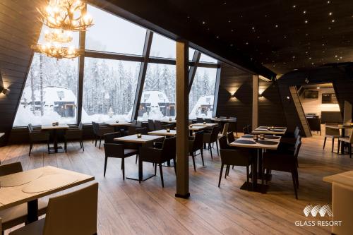 Imagen del bar/restaurante del Hotel Glass Resort. Foto 2