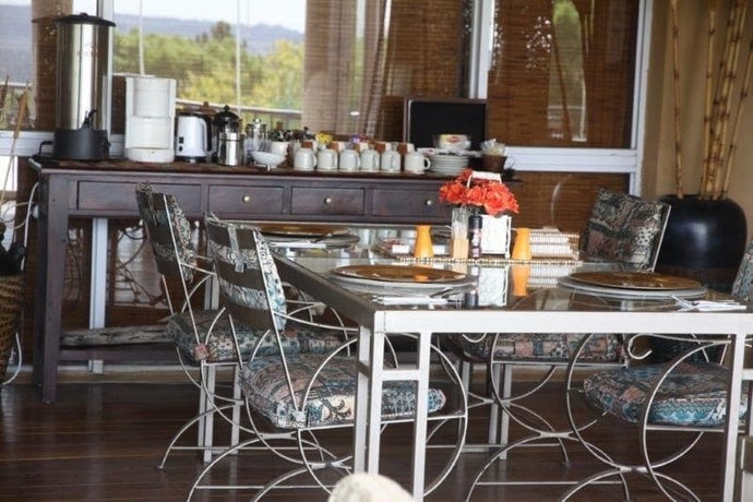 Imagen del bar/restaurante del Hotel Glenda S Guest Suites. Foto 4