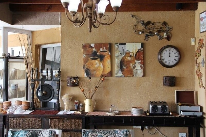 Imagen del bar/restaurante del Hotel Glenda S Guest Suites. Foto 5