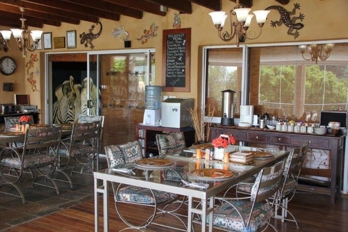 Imagen del bar/restaurante del Hotel Glenda S Guest Suites. Foto 6