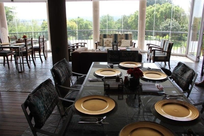 Imagen del bar/restaurante del Hotel Glenda S Guest Suites. Foto 7