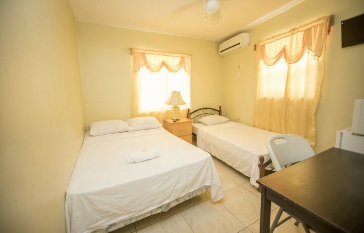Imagen de la habitación del Hotel Glimbaro\'s Guest House. Foto 13