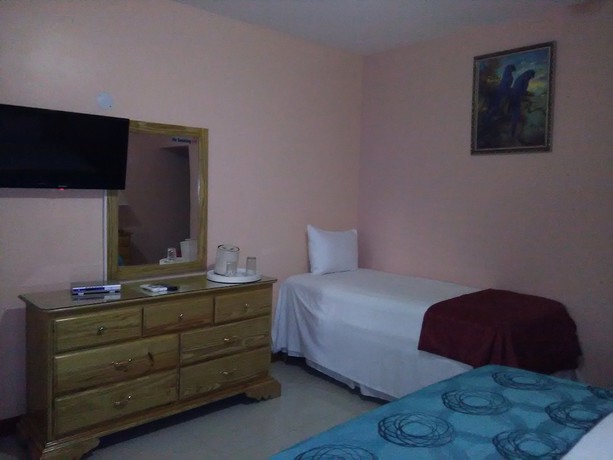 Imagen de la habitación del Hotel Glistening Waters. Foto 2