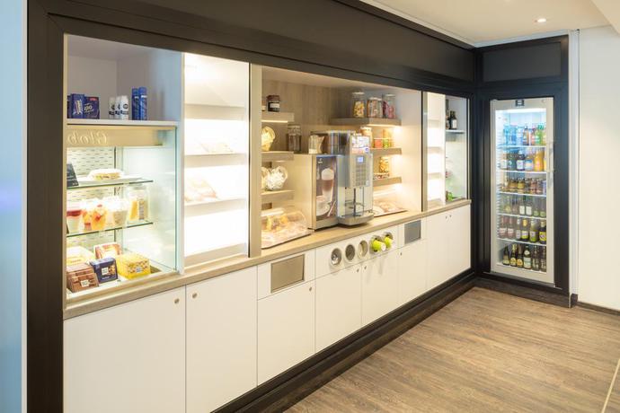 Imagen de los interiores del Hotel Global Inn. Foto 12