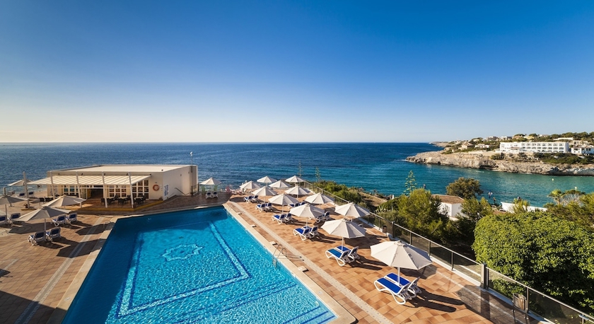 Imagen de la piscina del Hotel Globales América. Foto 17