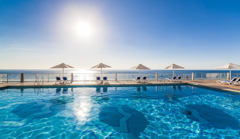 Imagen de la piscina del Hotel Globales América. Foto 18