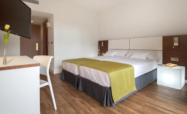 Imagen de la habitación del Hotel Globales Cala Blanca. Foto 7