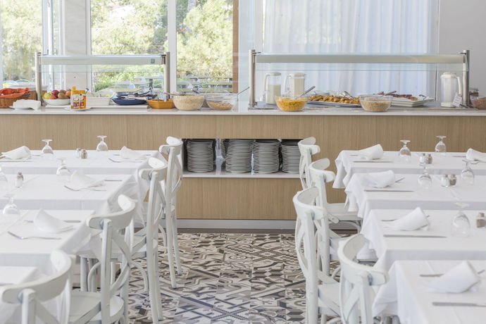 Imagen del bar/restaurante del Hotel Globales Cala Blanca. Foto 5