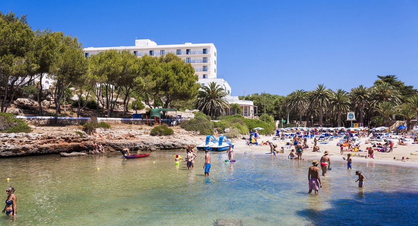 Imagen de los exteriores del Hotel Globales Calan Blanes. Foto 13