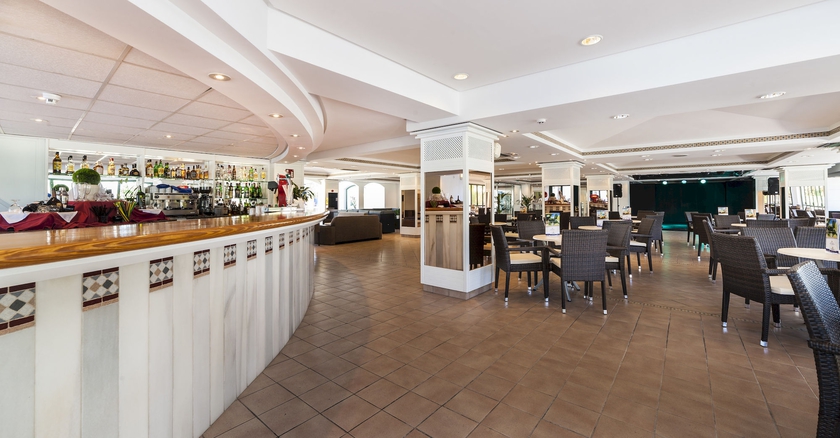 Imagen del bar/restaurante del Hotel Globales Calan Blanes. Foto 5