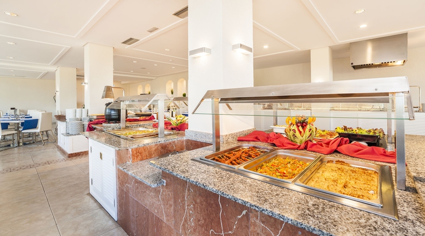 Imagen del bar/restaurante del Hotel Globales Calan Blanes. Foto 7