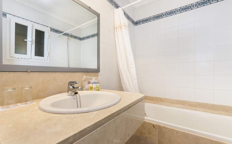 Imagen de la habitación del Hotel Globales Calan Blanes. Foto 11