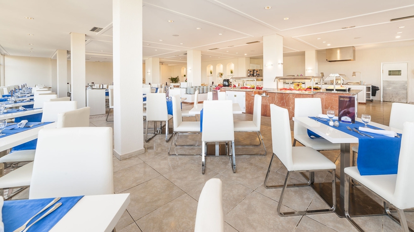 Imagen del bar/restaurante del Hotel Globales Calan Blanes. Foto 10