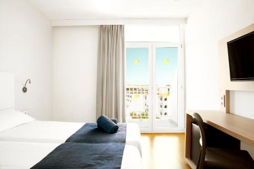 Imagen de la habitación del Hotel Globales Calan Bosch. Foto 6