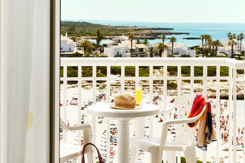 Imagen de la habitación del Hotel Globales Calan Bosch. Foto 8