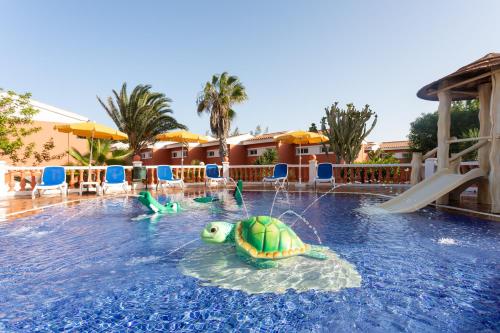 Imagen de la piscina del Hotel Globales Costa Tropical. Foto 19