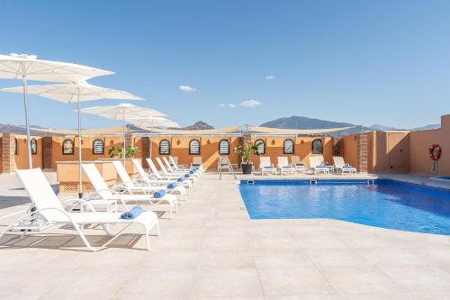 Imagen de la piscina del Hotel Globales Para&iacute;so Beach. Foto 16