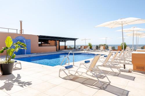Imagen de la piscina del Hotel Globales Para&iacute;so Beach. Foto 17