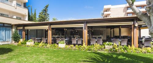 Imagen de los exteriores del Hotel Globales Santa Ponsa Park. Foto 11