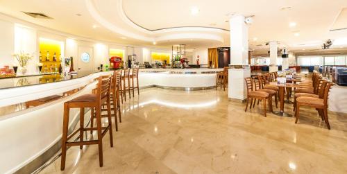 Imagen del bar/restaurante del Hotel Globales Santa Ponsa Park. Foto 2