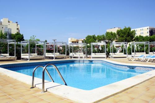 Imagen de la piscina del Hotel Globales Torrenova. Foto 10